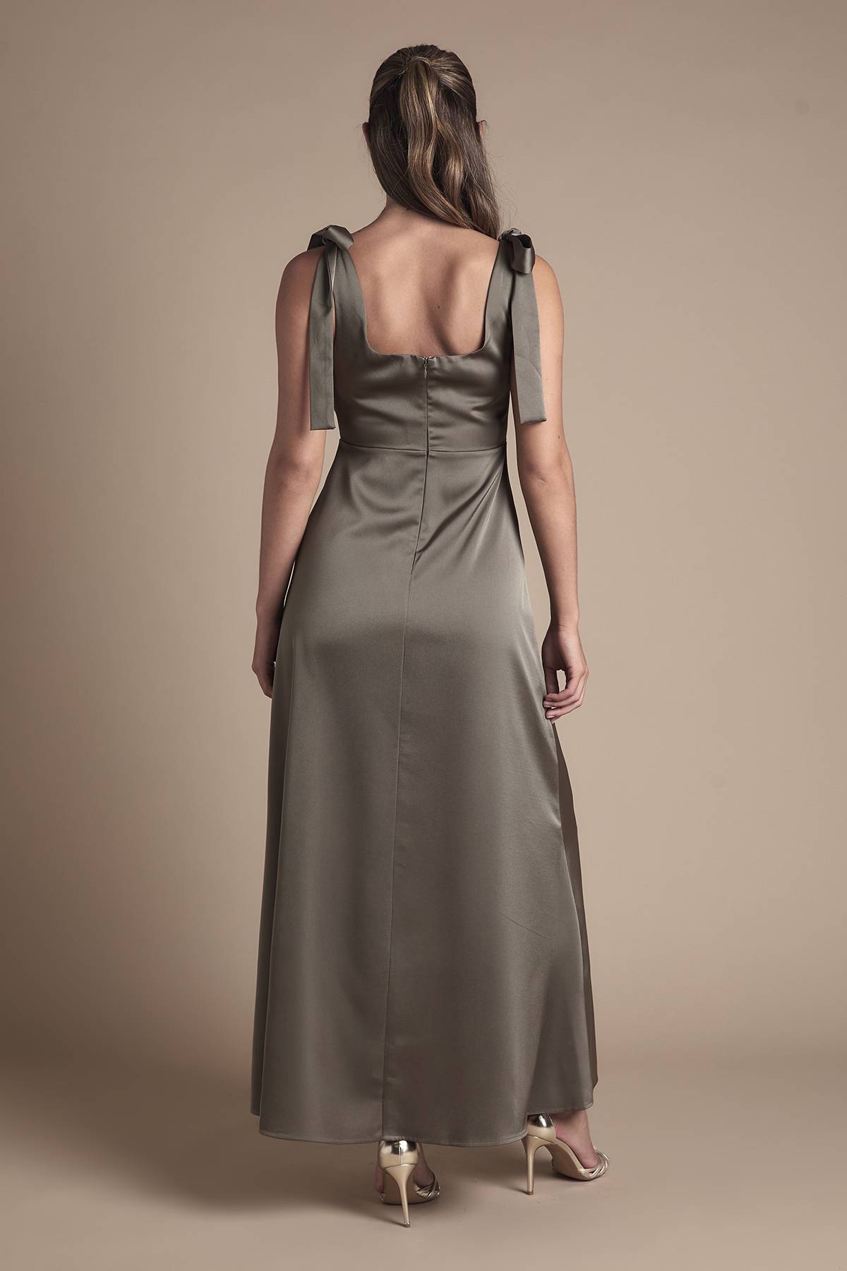 Oasis Robe De Demoiselle D'honneur Mi-longue En Satin Olive Avec Épaules À Nouer