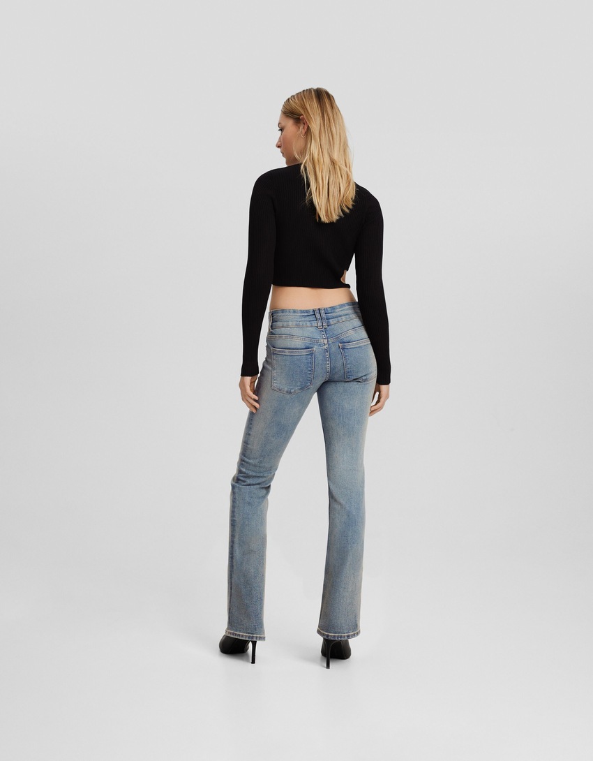 calça jeans bootcut de cintura baixa