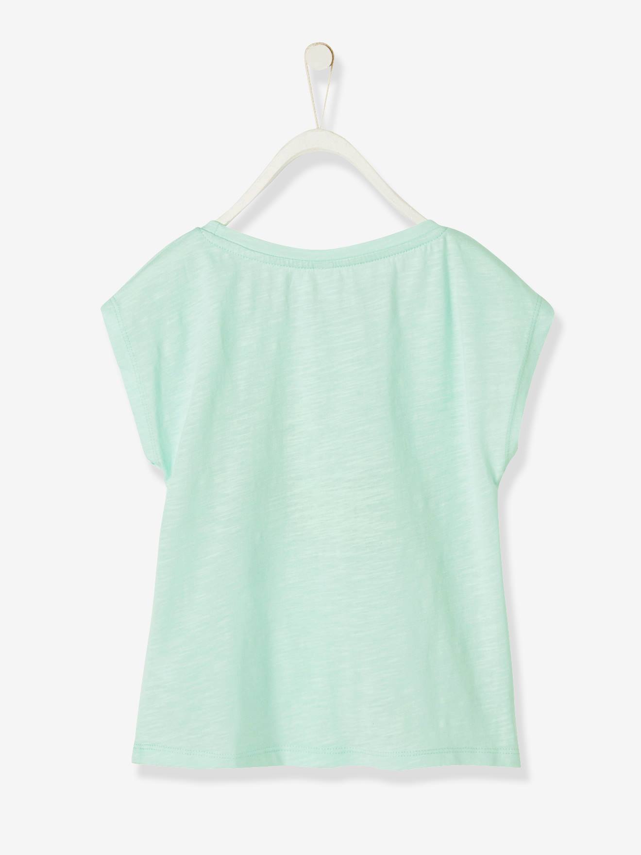 Camiseta feminina lisa verde-clara com mensagem e motivos de fantasia.