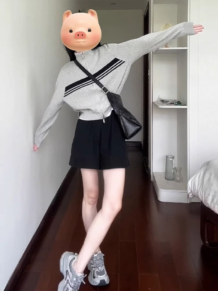 Yunhouse - Gestreept gebreid jack met rits en opstaande kraag / Effen shorts met gemiddelde taille / Set