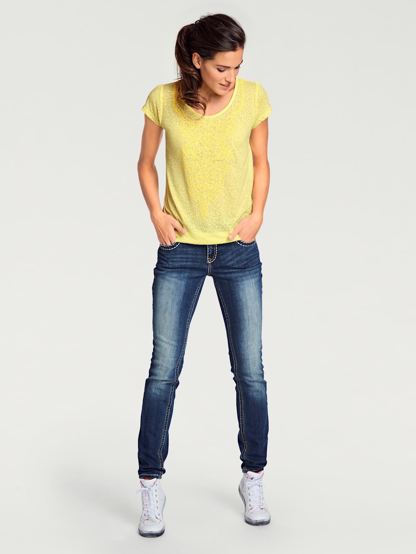 T-shirt à encolure ronde qualité dévoré, imprimé effet ton sur ton