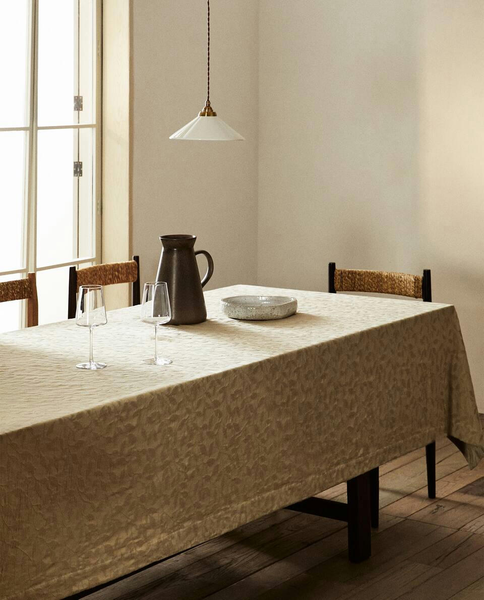TOALHA DE MESA COM FOLHAS DE JACQUARD