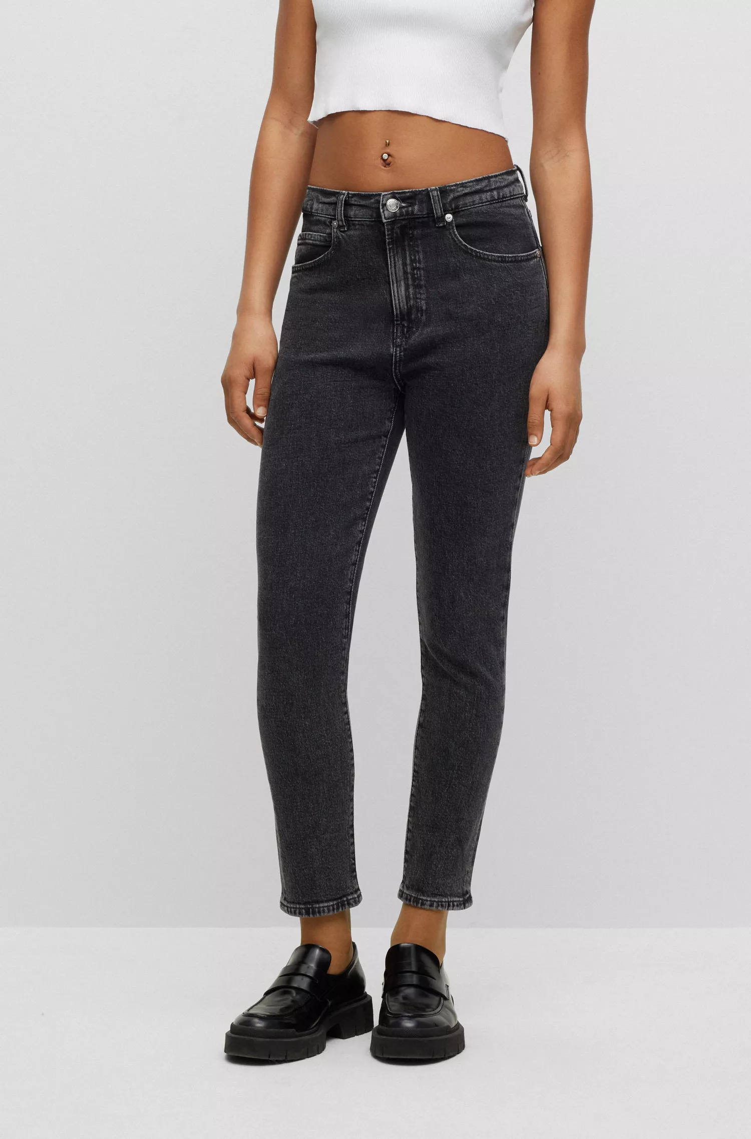 Calça jeans HUGO vermelha, modelo mom slim fit, em denim preto elástico.