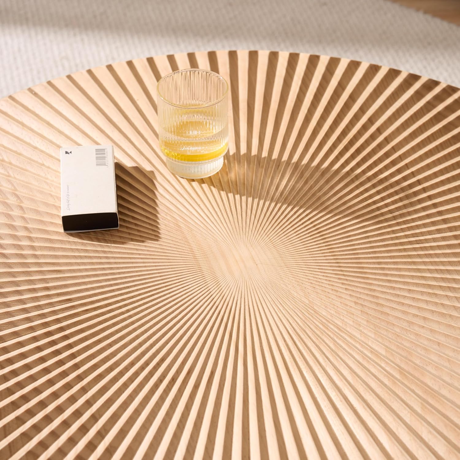 Couchtisch Rund, Runder Wohnzimmertisch aus Holz mit linearem Design, Beistelltisch mit schwarzen Metallbeinen, Modern Farmhouse Möbel im Wohnzimmer, Hellbraun Coffee Table ø60×42cm