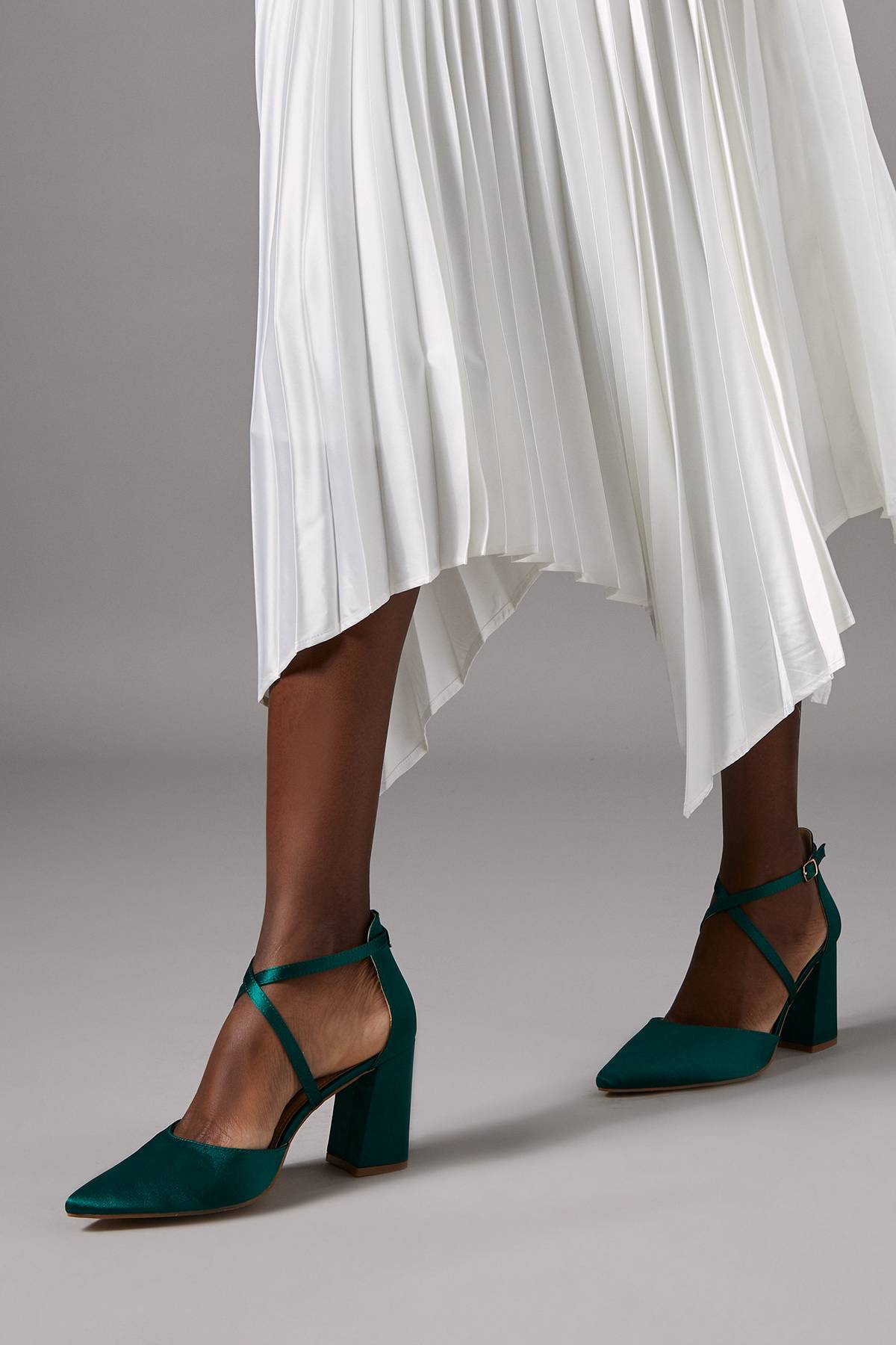 Coast Escarpins à Talon Bloc Pointus en Satin avec Brides Croisées - Coupe Large Treat