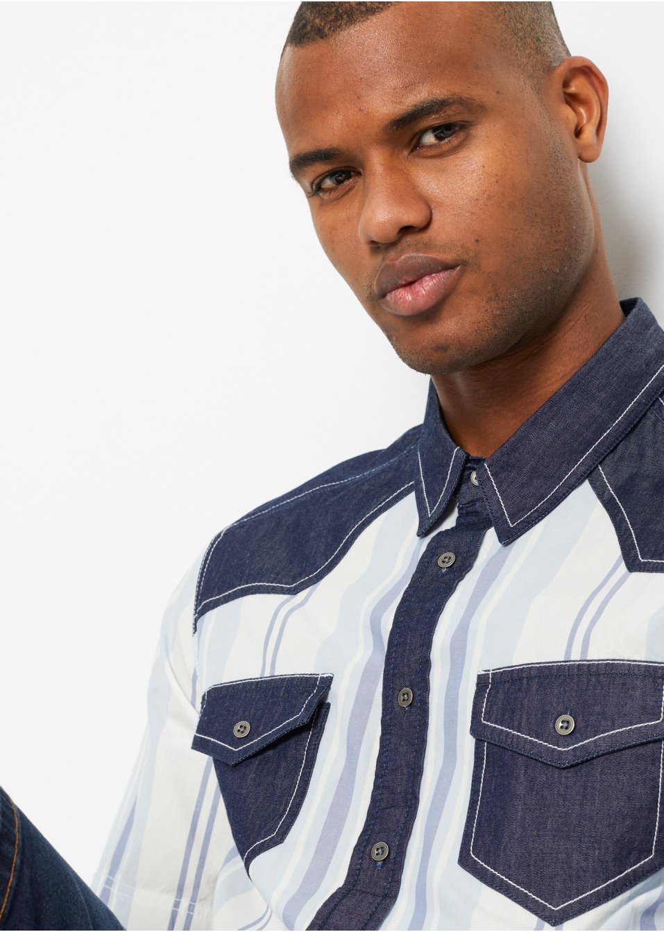 Chemise manches courtes avec empiècement en jean