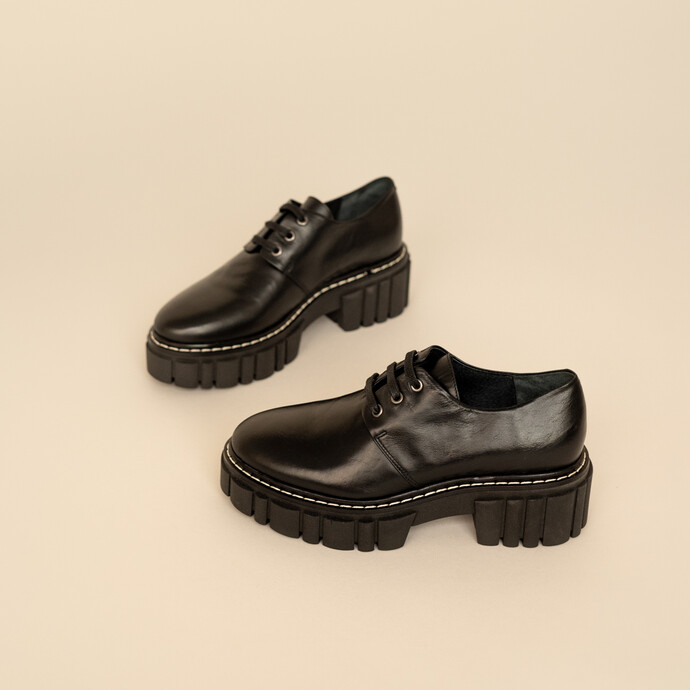 Derbies à semelles crantées et sûrpiqures  en cuir gras noir