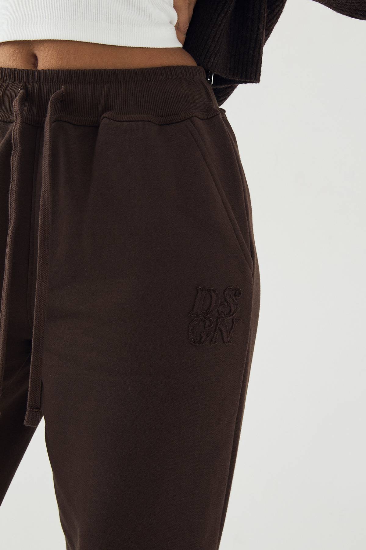 Jogging DSGN Studio à Jambe Droite avec Appliqué en Tissu Assorti