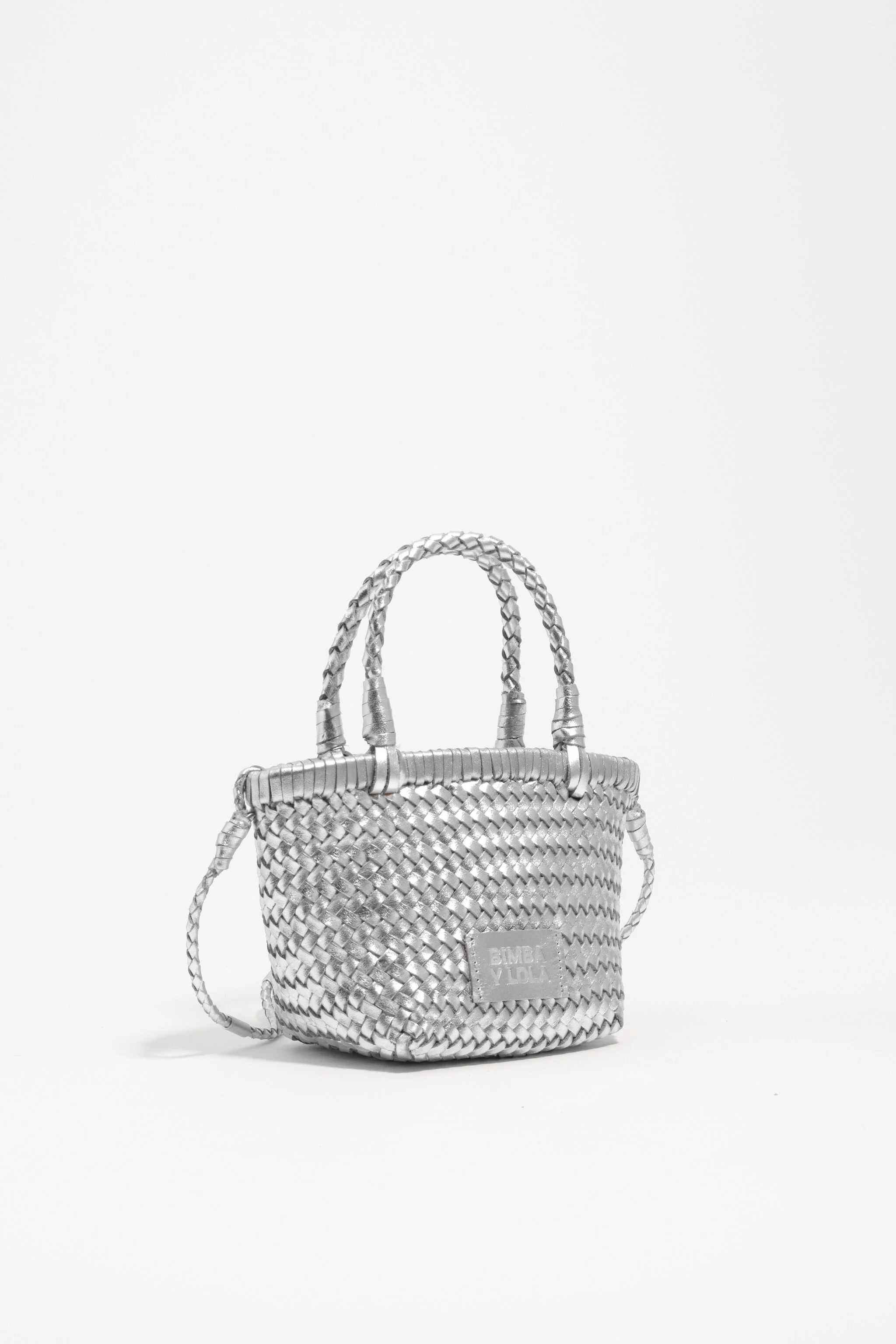 Bolsa pequena de couro trançado prateado