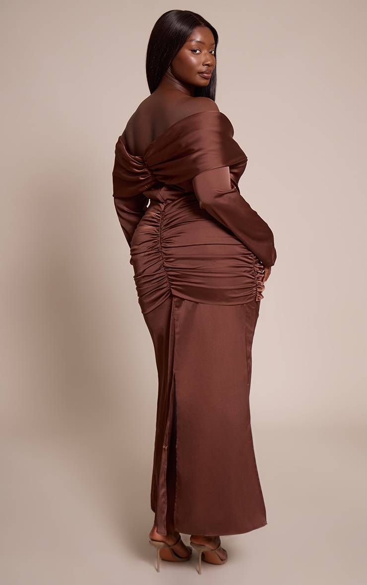 Chocolat Robe Longue Grande Taille En Satin Avec Détails Froncés Et Épaules Dénudées