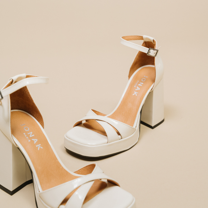 Sandales à talons hauts et bouts carrés  en cuir vernis écru