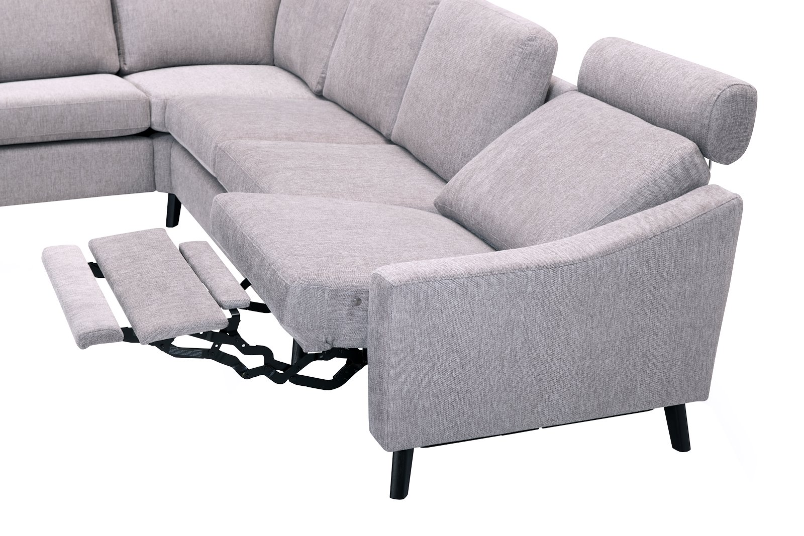 Lona sofa 23 hjørnesofa (129H). Med motorisert fotstøtte på ytterste høyre sete. Tekstil Brego 3595 grey, 70cm brede seter, arm 1 og 2M9K2 sorte ben. SA rygg skum.