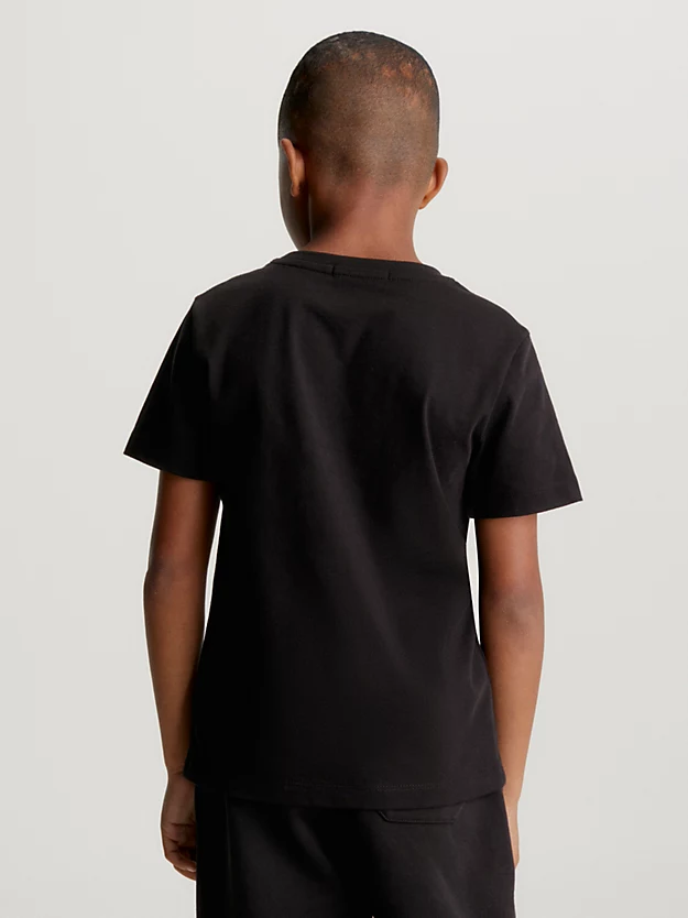 Camiseta infantil com logotipo
