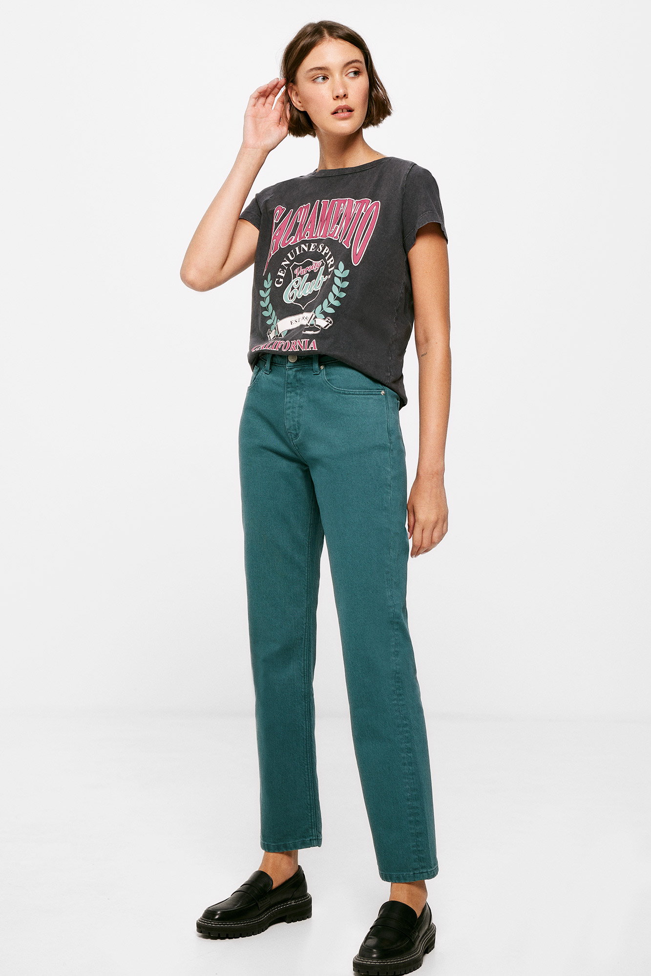 Calça jeans reta com lavagem sustentável