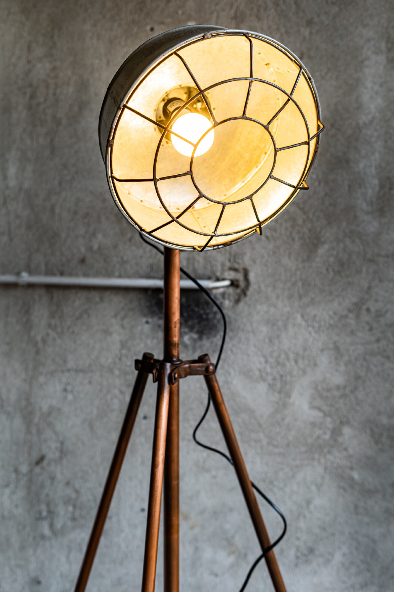 Stehleuchte 'Alan', grau, kupfer, L 73 cm, B 61 cm, H 144 cm von fischer's lagerhaus