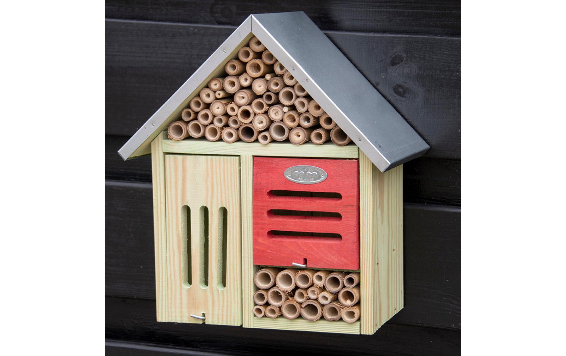 Insektenhotel LInsektenhaus auf Kiefernholz