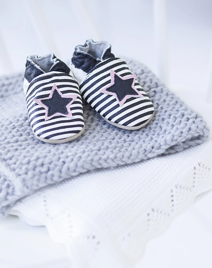 Krabbelschuhe CLASSICZ STAR gestreift in schwarz/weiß
