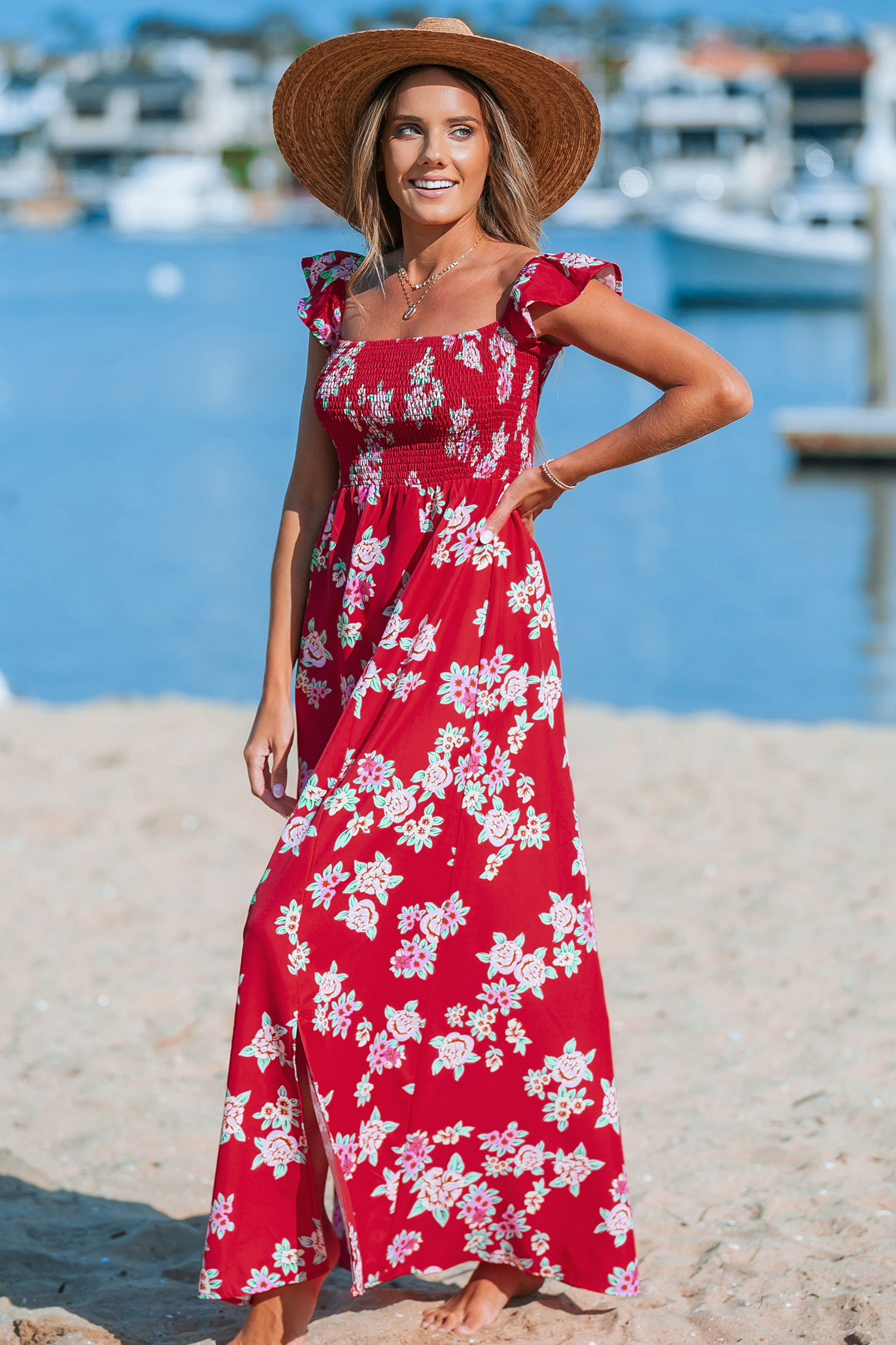 Robe maxi avec épaule dénudée et manches à volants à fleur rouge
