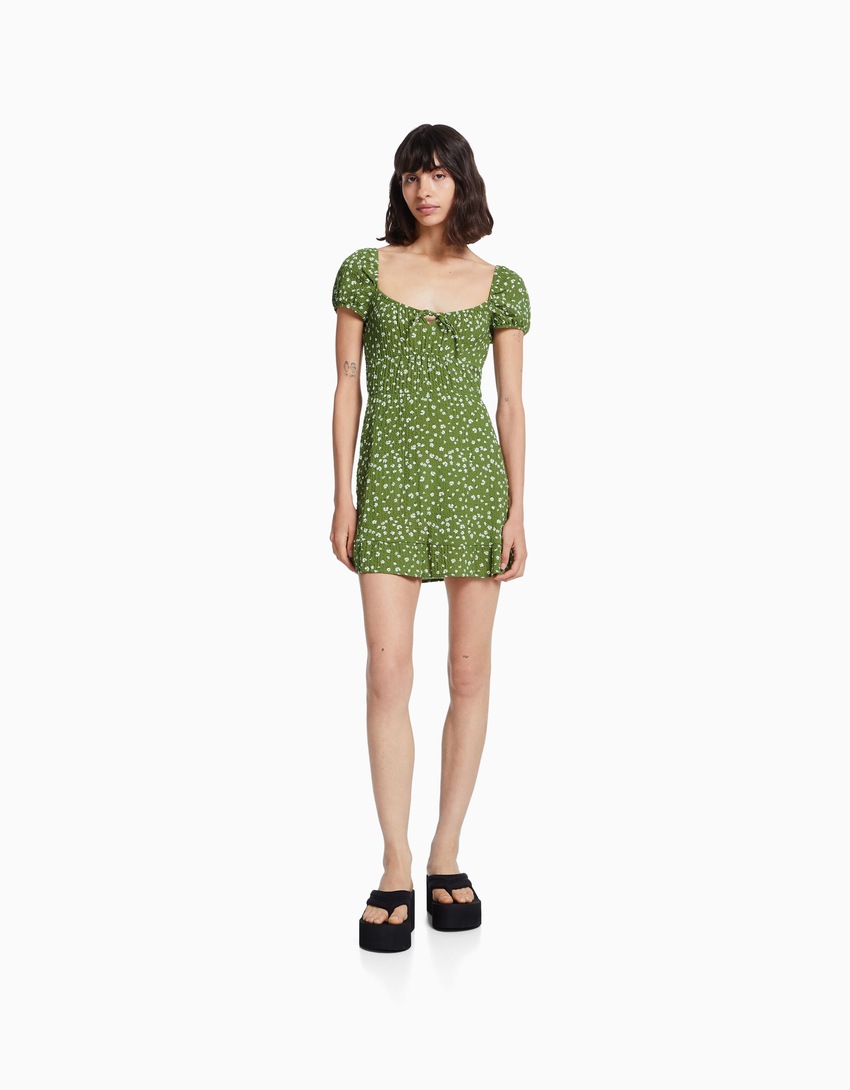 Vestido curto de malha waffle com mangas curtas