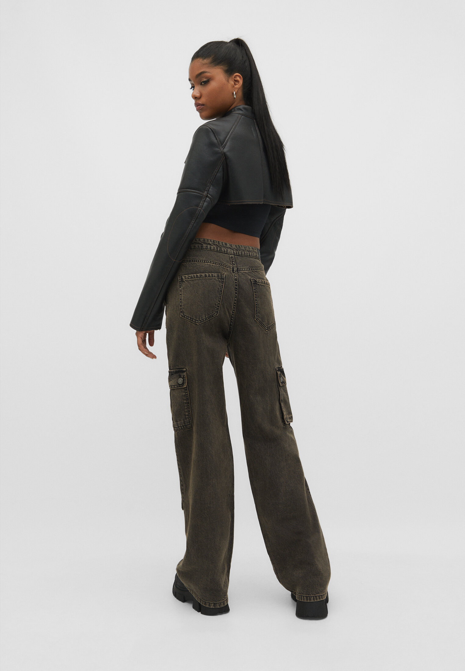 Calça jeans com vários bolsos