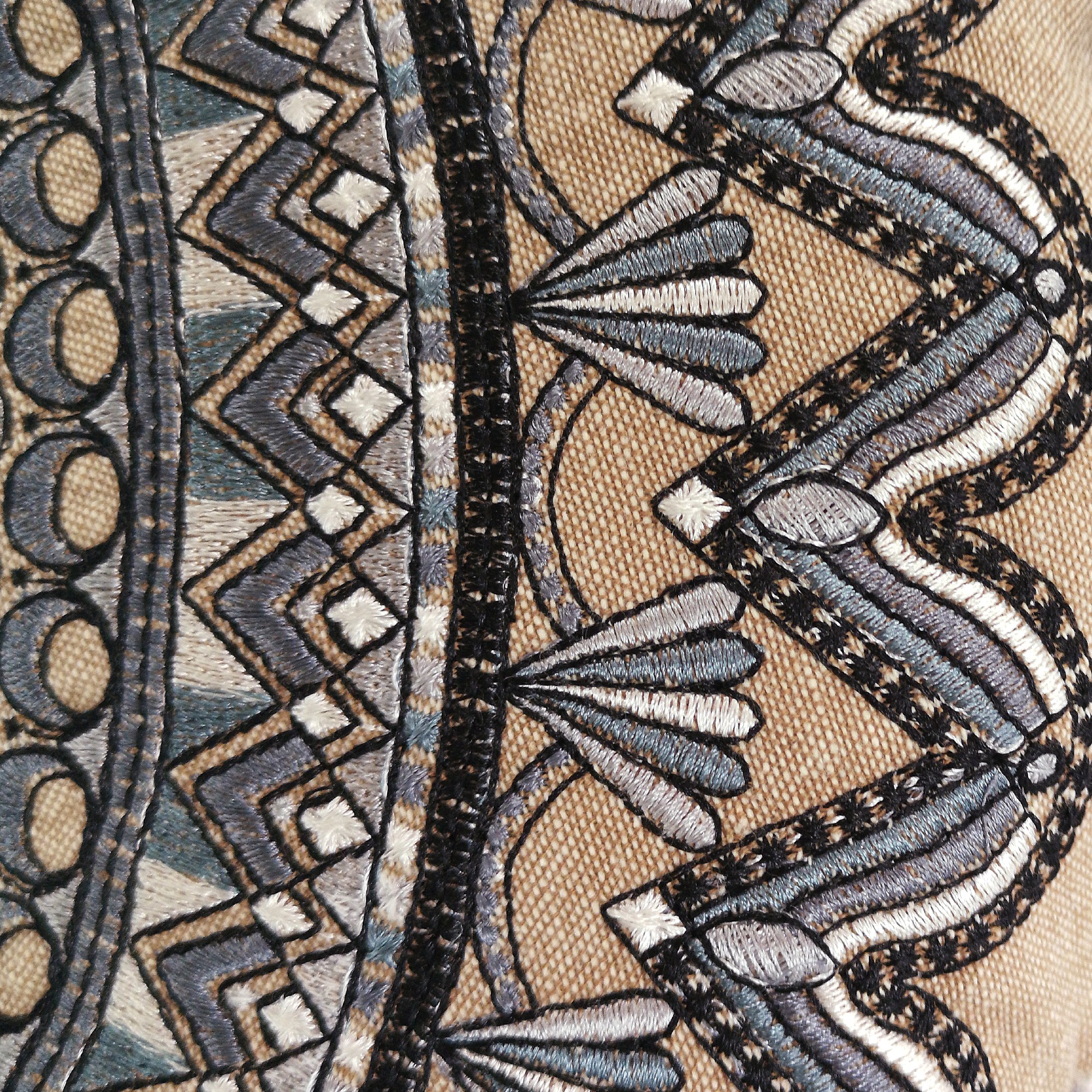 Sitzkissen Mandala 'Trikom' mit Pompon, beige, blau, Ø 40 cm, H 5 cm von fischer's lagerhaus