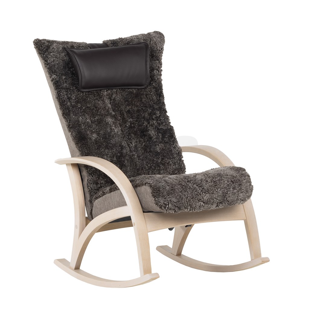 Delta Comfort gyngestol Fåreskinn Scandinavian Brown med ben i hvitpigmentert eik