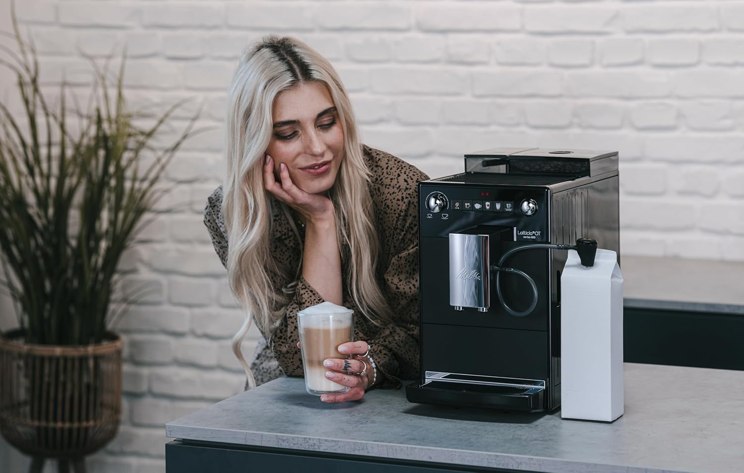 Melitta Latticia OT - Kaffeevollautomat mit Milchsystem, Kaffeemaschine mit Mahlwerk für z. B. Kaffee oder Cappuccino, schwarz