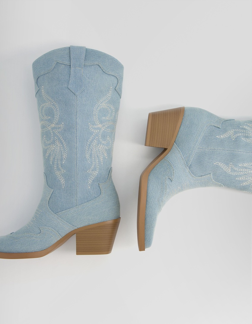 Botas de cowboy de salto alto em jeans
