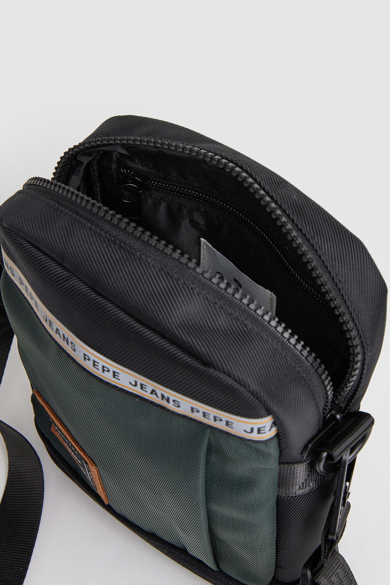Bolsa de ombro tingida em combinação