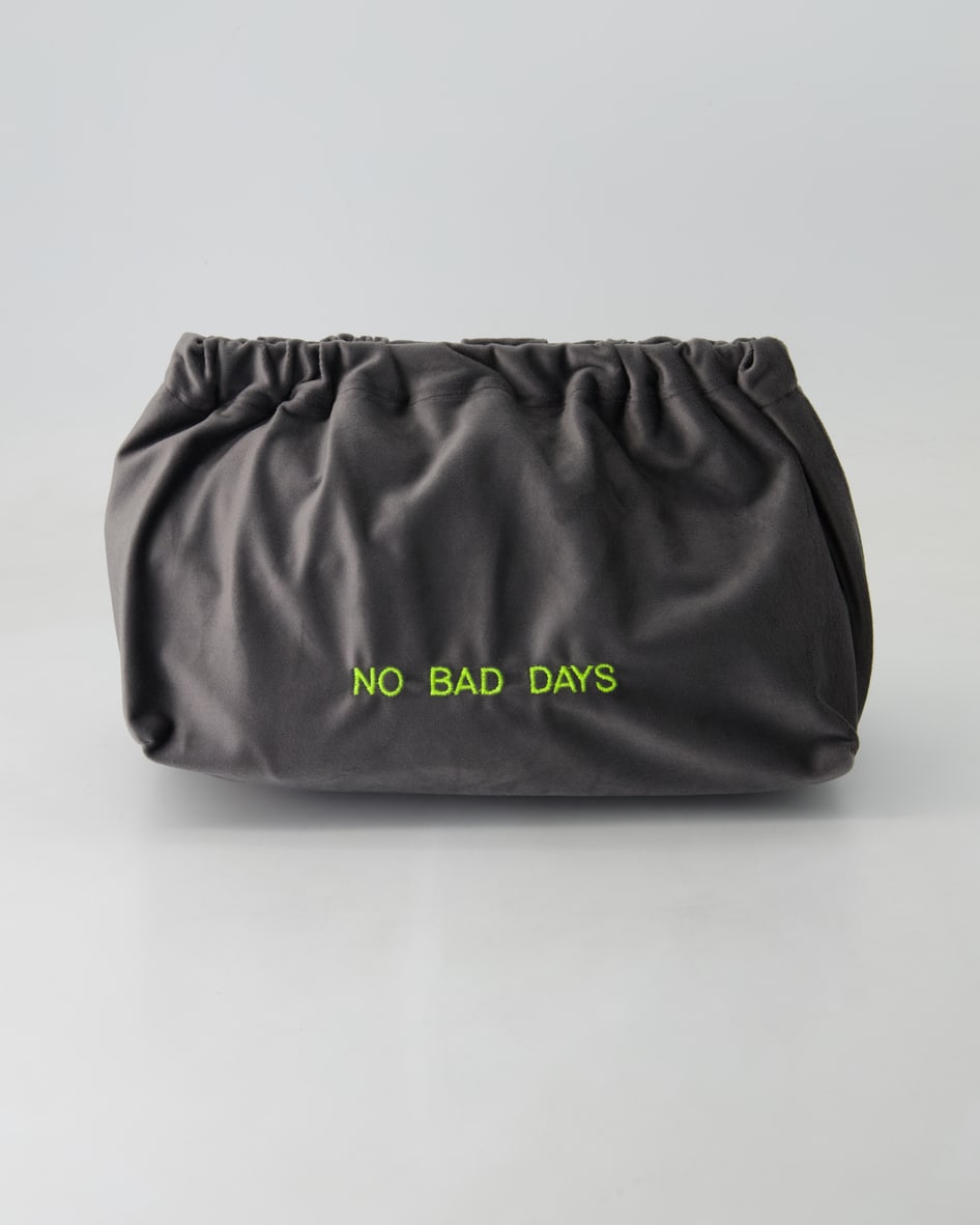 Sorbet Island Velvet Clutch Clutch in Grau