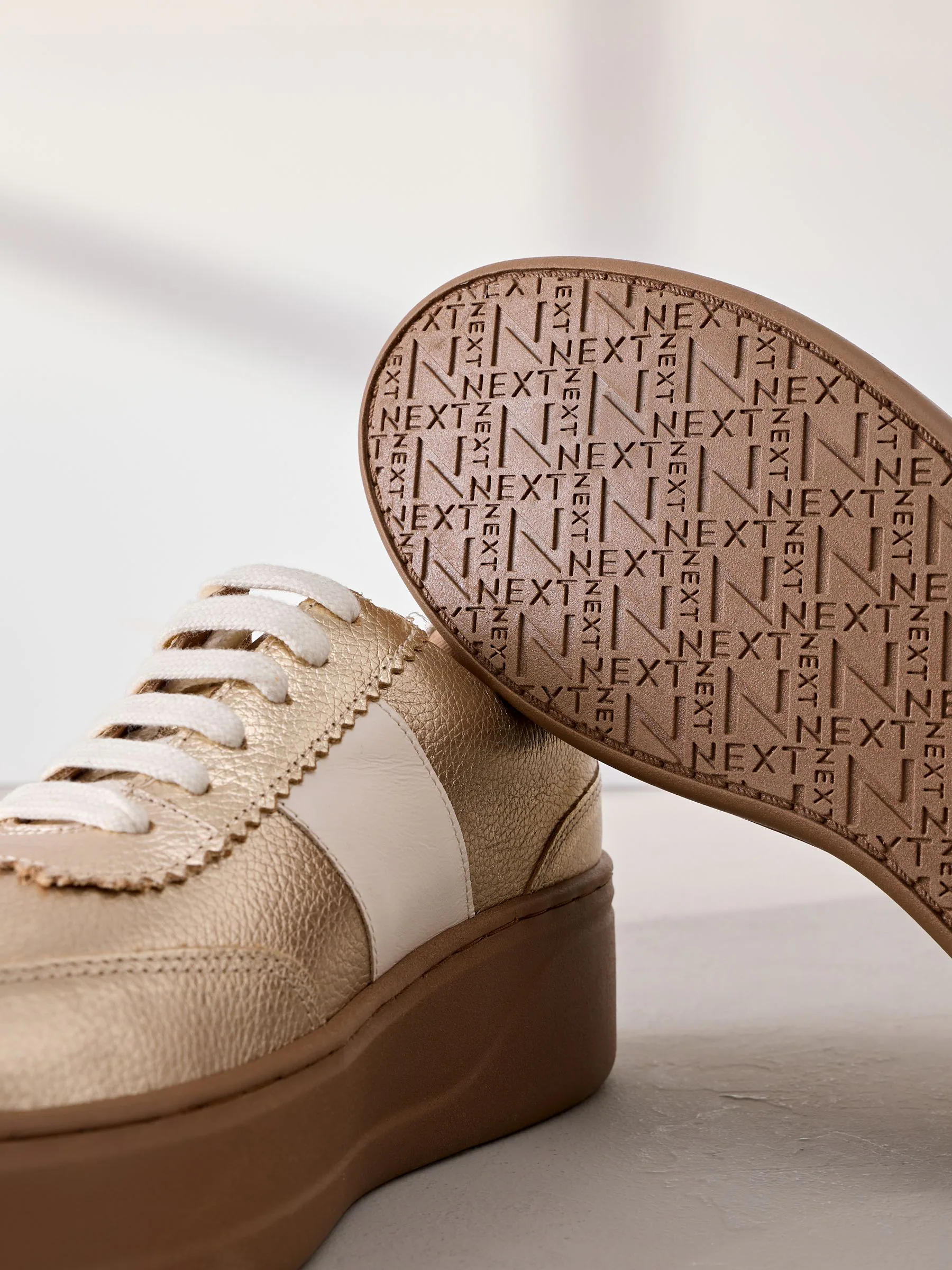 Goud - Signature premium leren sneakers met veters en grove sleehak