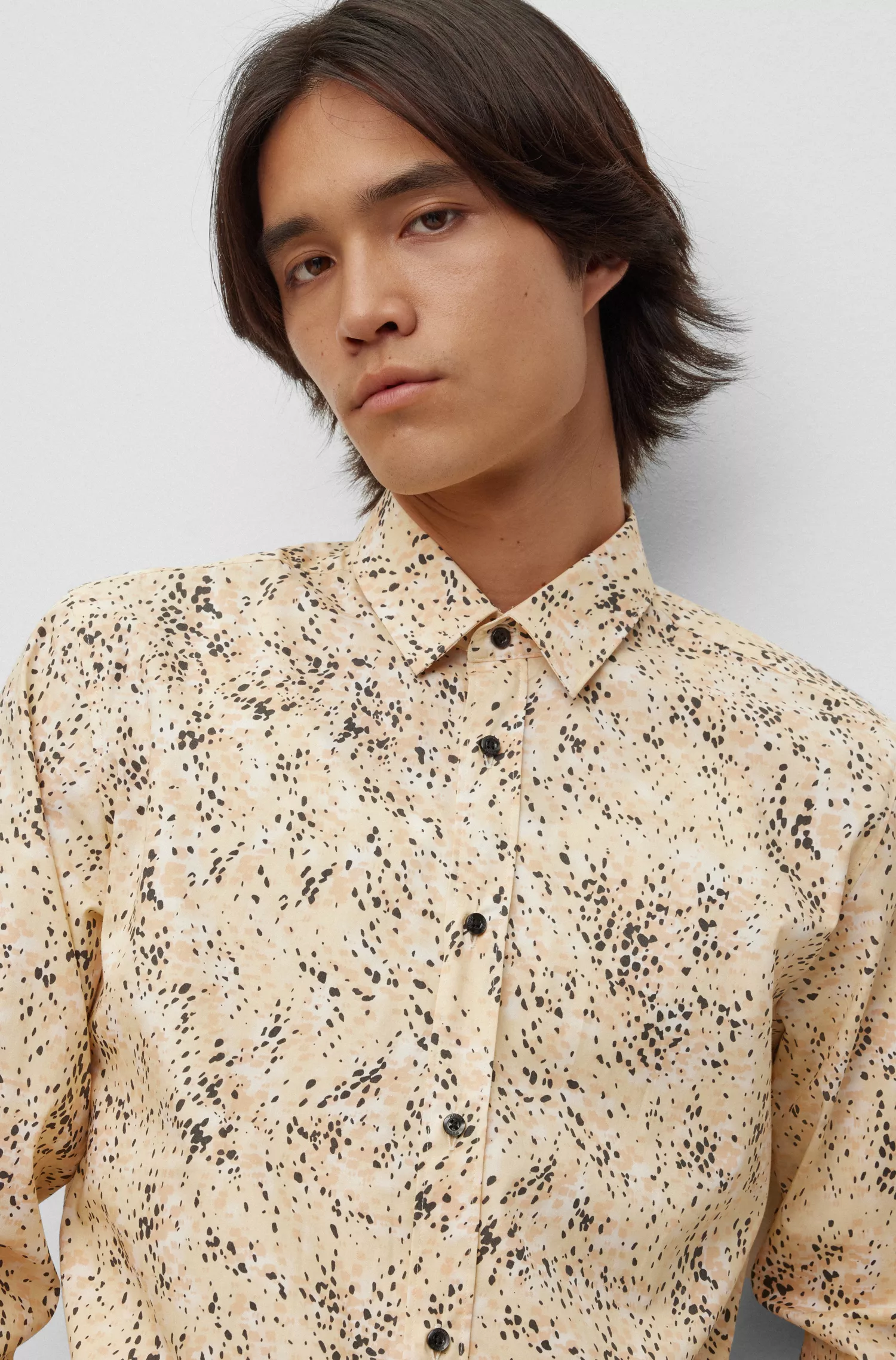 Camisa HUGO vermelha, corte extra slim, em algodão stretch com estampa de dálmata.