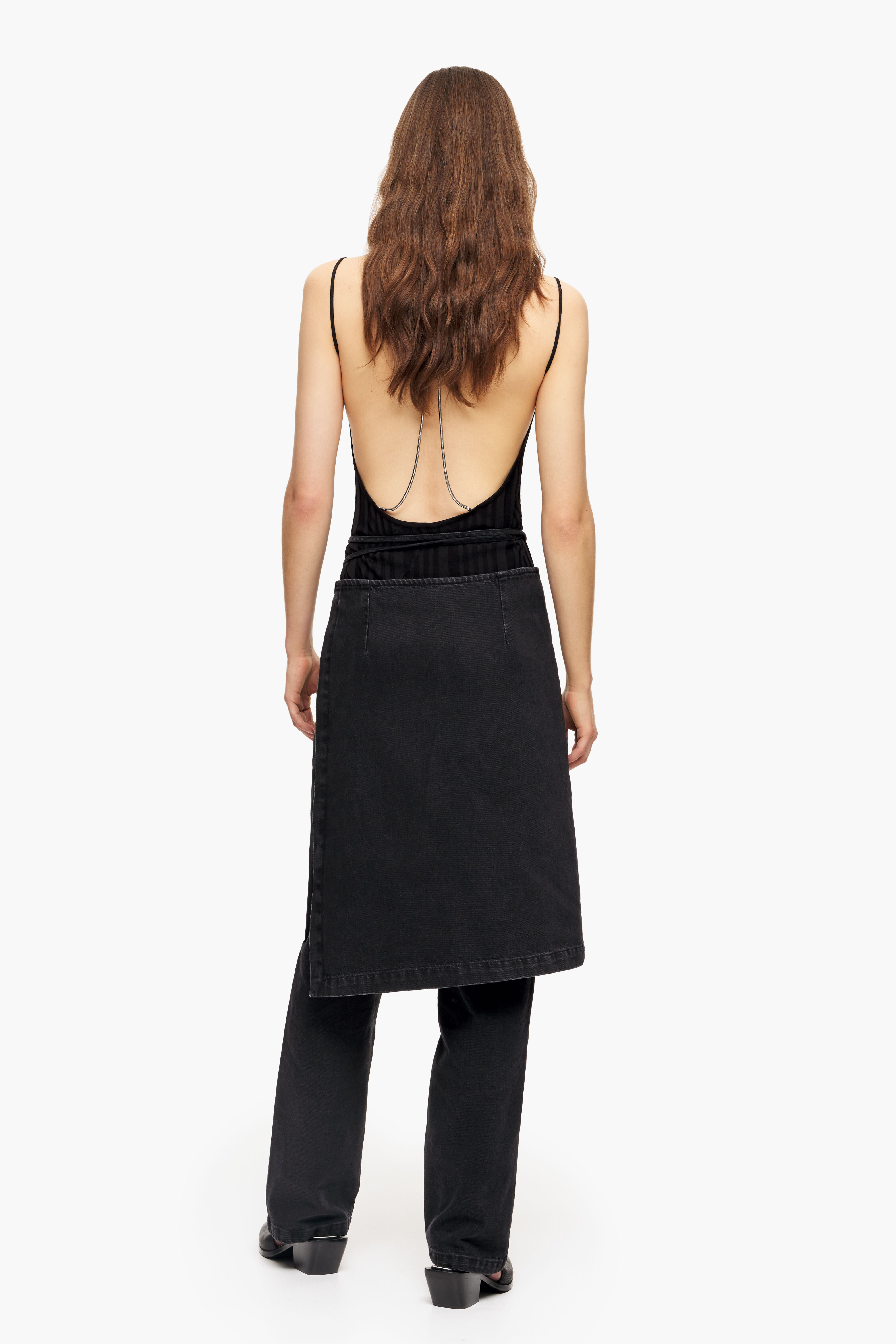 Conjunto de saia e calça jeans pretas com lavagem especial