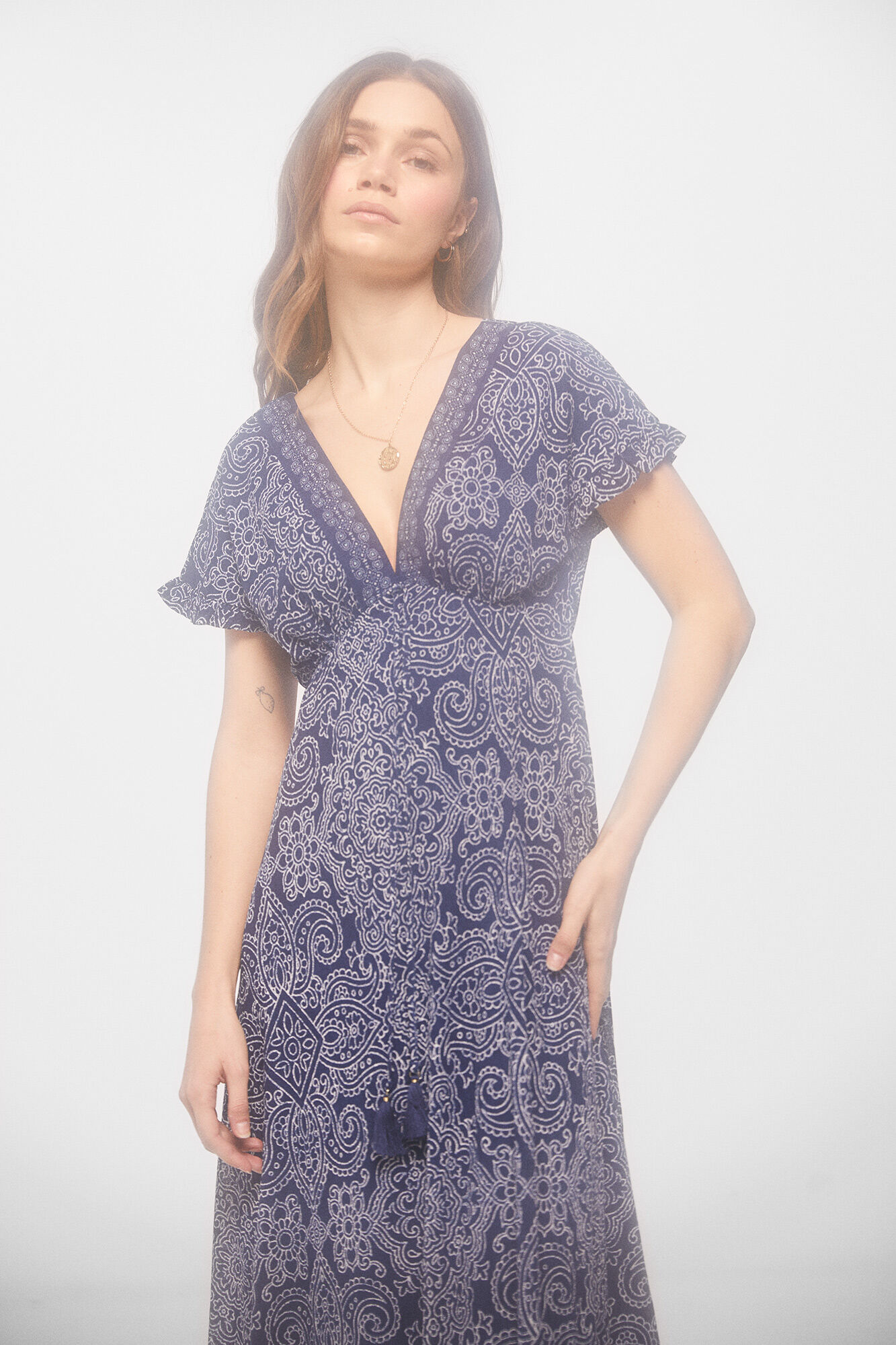 Vestido midi com decote em V - Estampa azul
