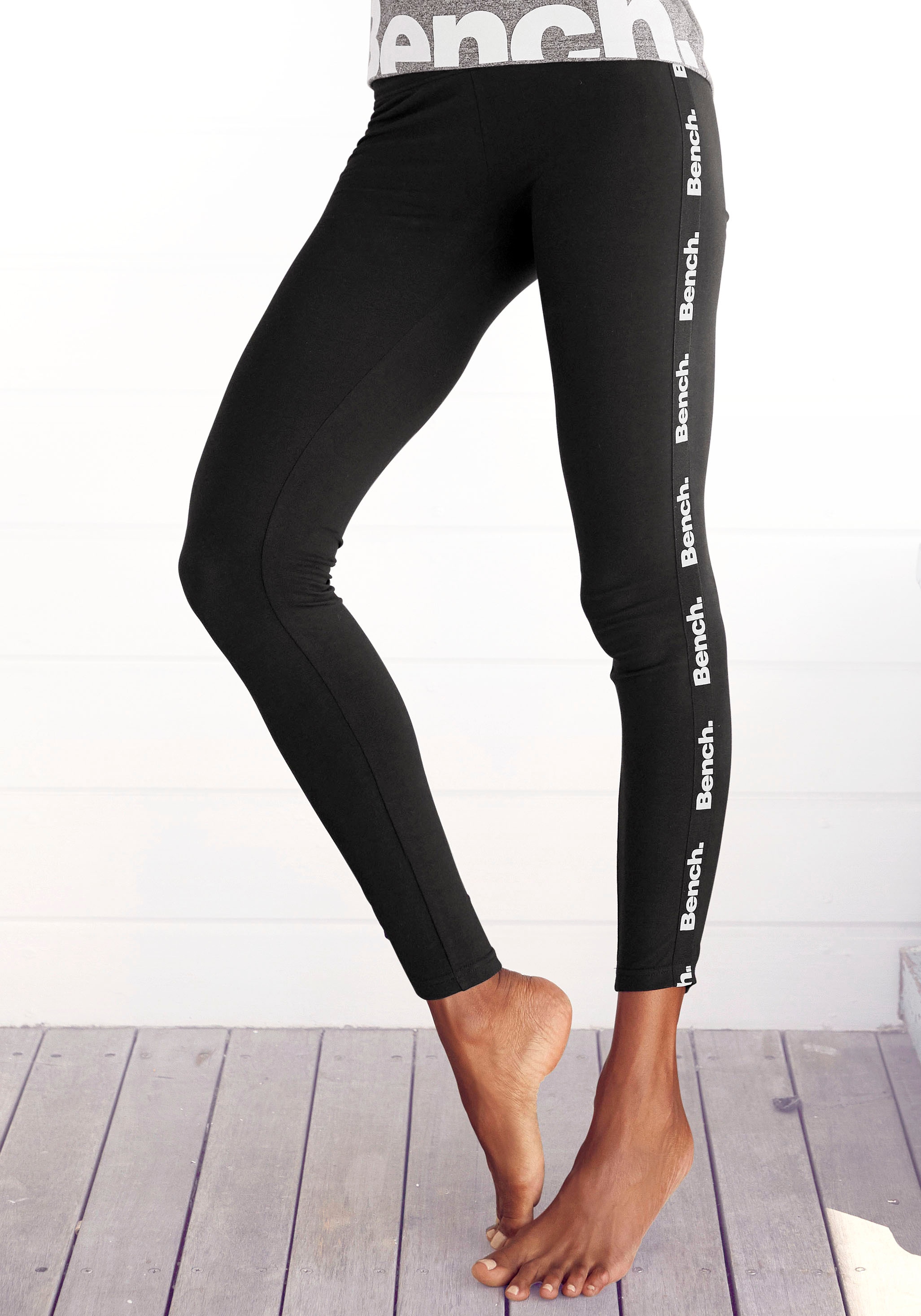 Bench. Loungewear Leggings  mit bedruckten Tapestreifen