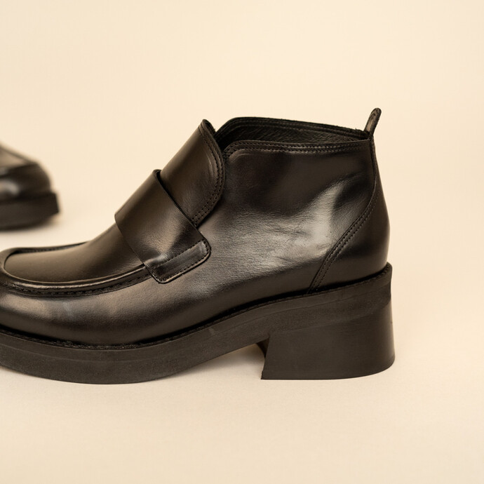 Mocassins à languettes et bouts carrés  en cuir noir