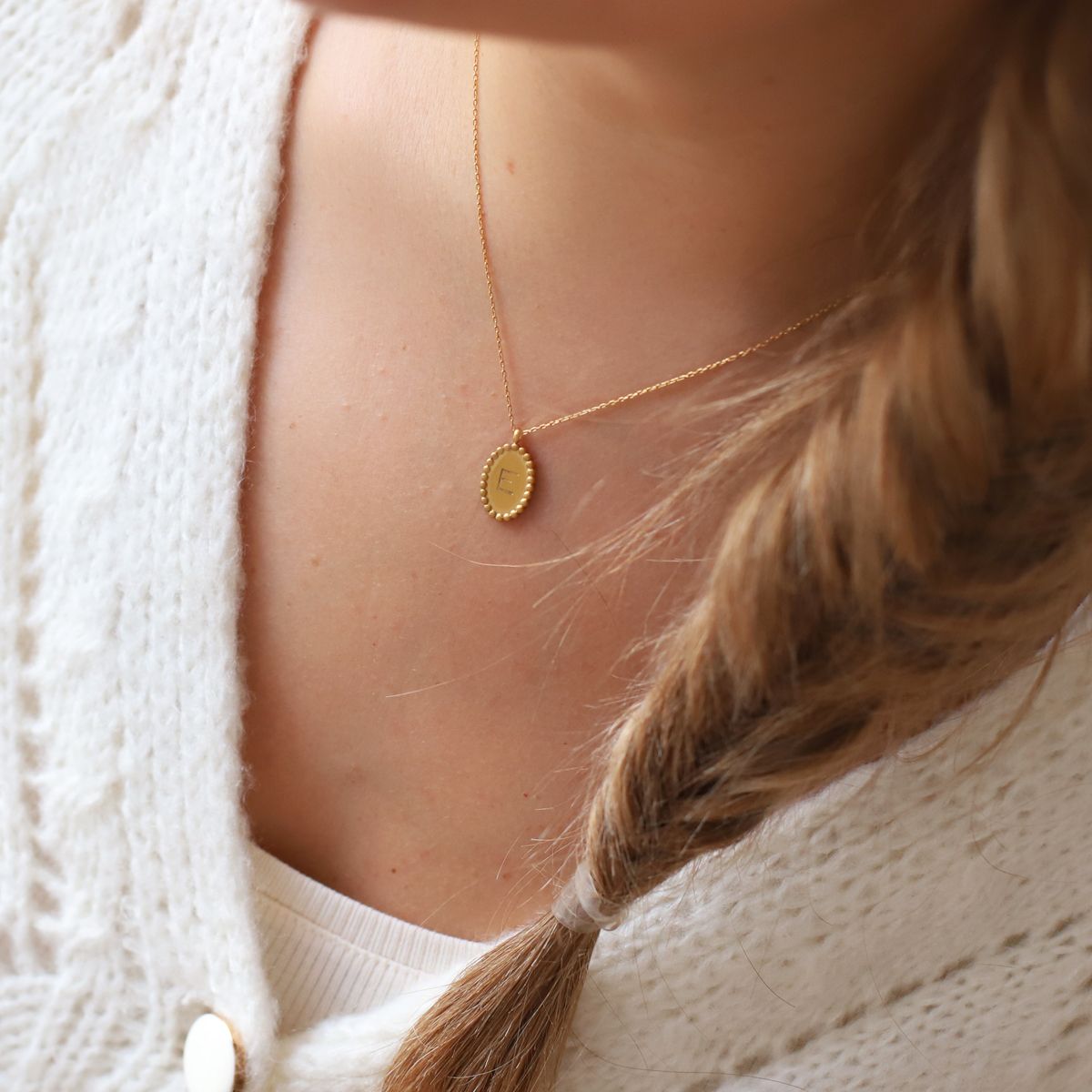 Collier médaillon gravé lettre alphabet