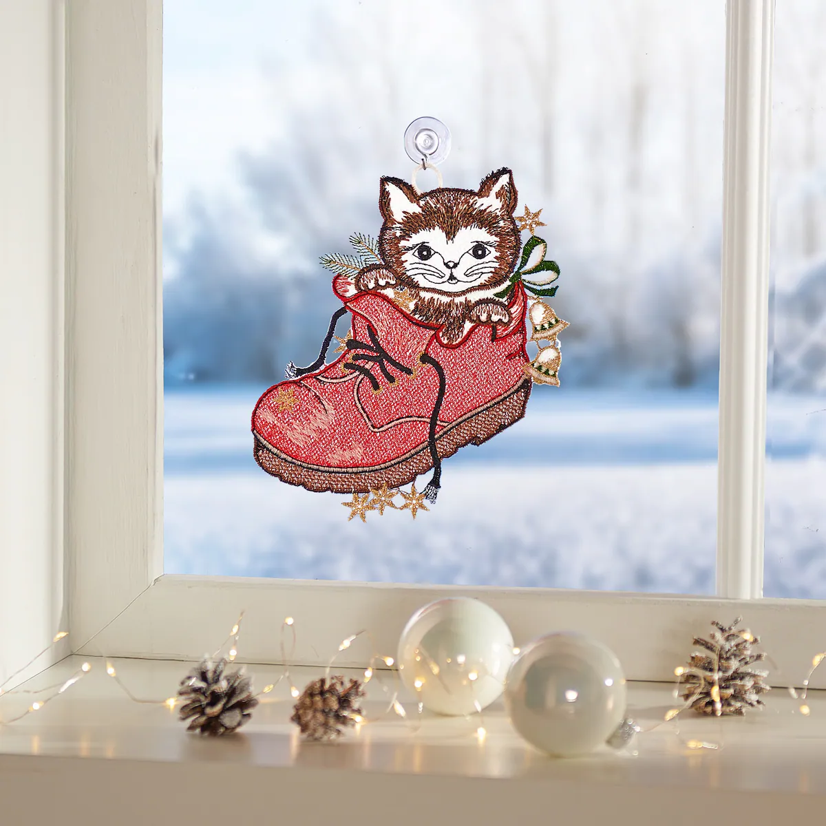 PLAUENER STICKEREI - Fensterbild-Stickerei aus Plauener Spitze - Katze im Weihnachtsschuh