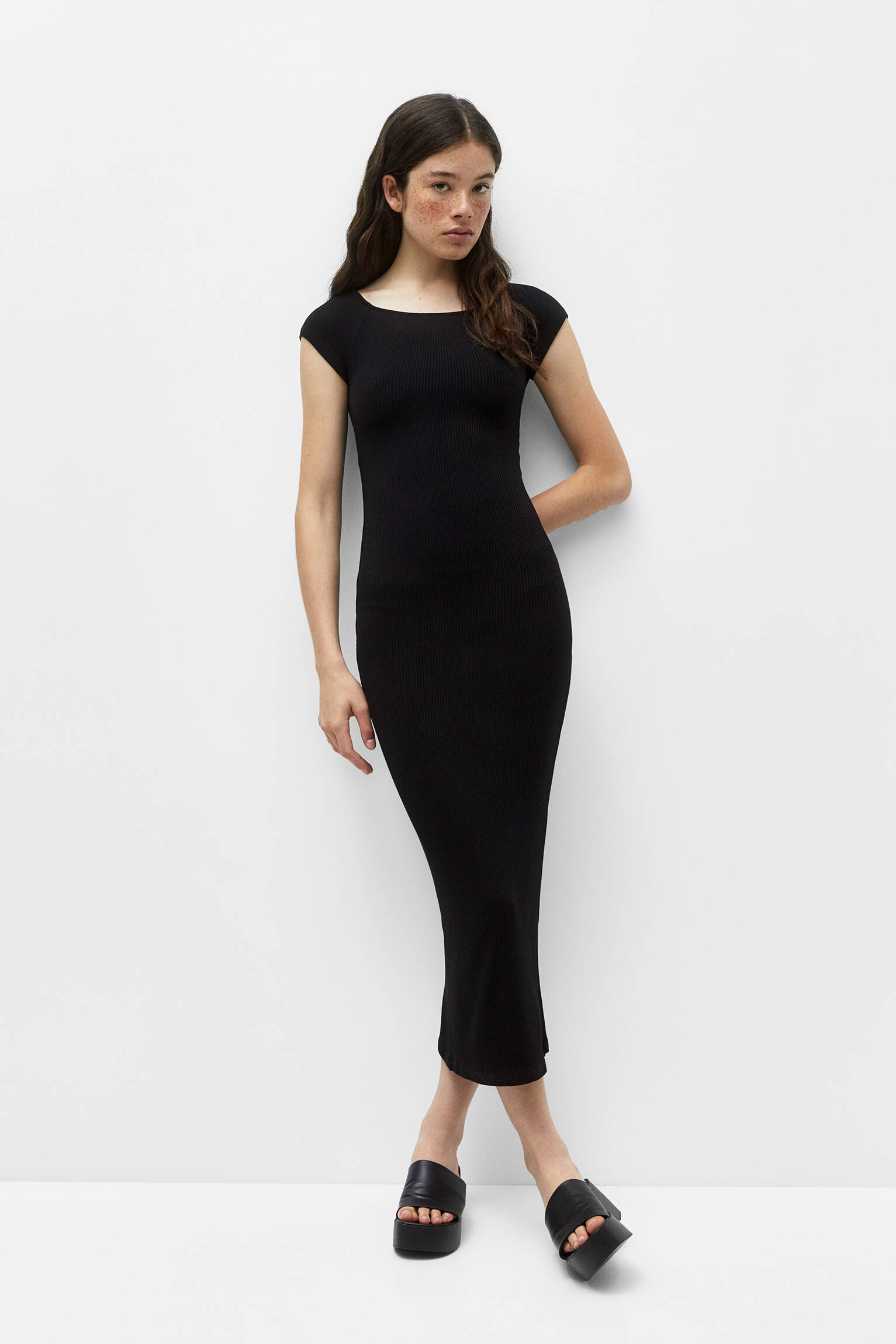 VESTIDO LONGO COM OMBROS DE FORA - PRETO