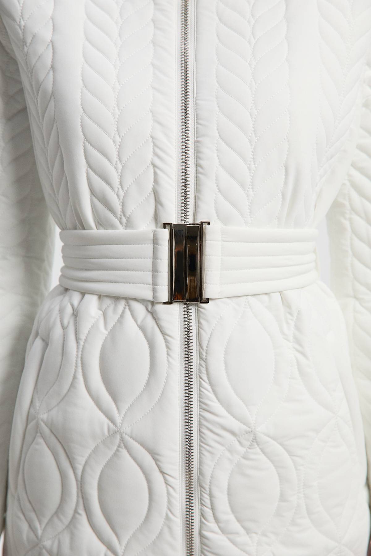 KarenMillen Manteau Matelassé Mi-Long à Ceinture avec Détails de Coutures Multiples