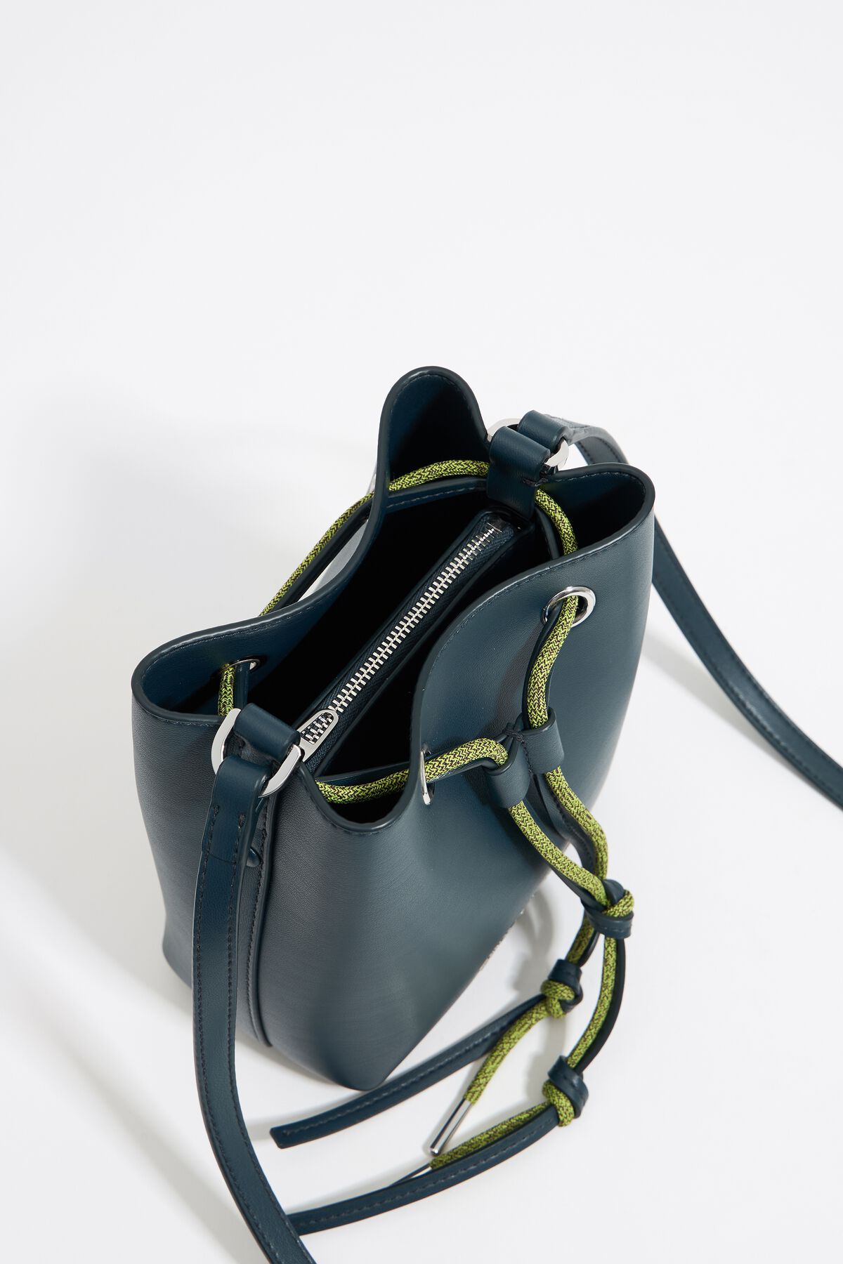 Bolsa mini de couro com estampa de Chihuahua verde-azulado