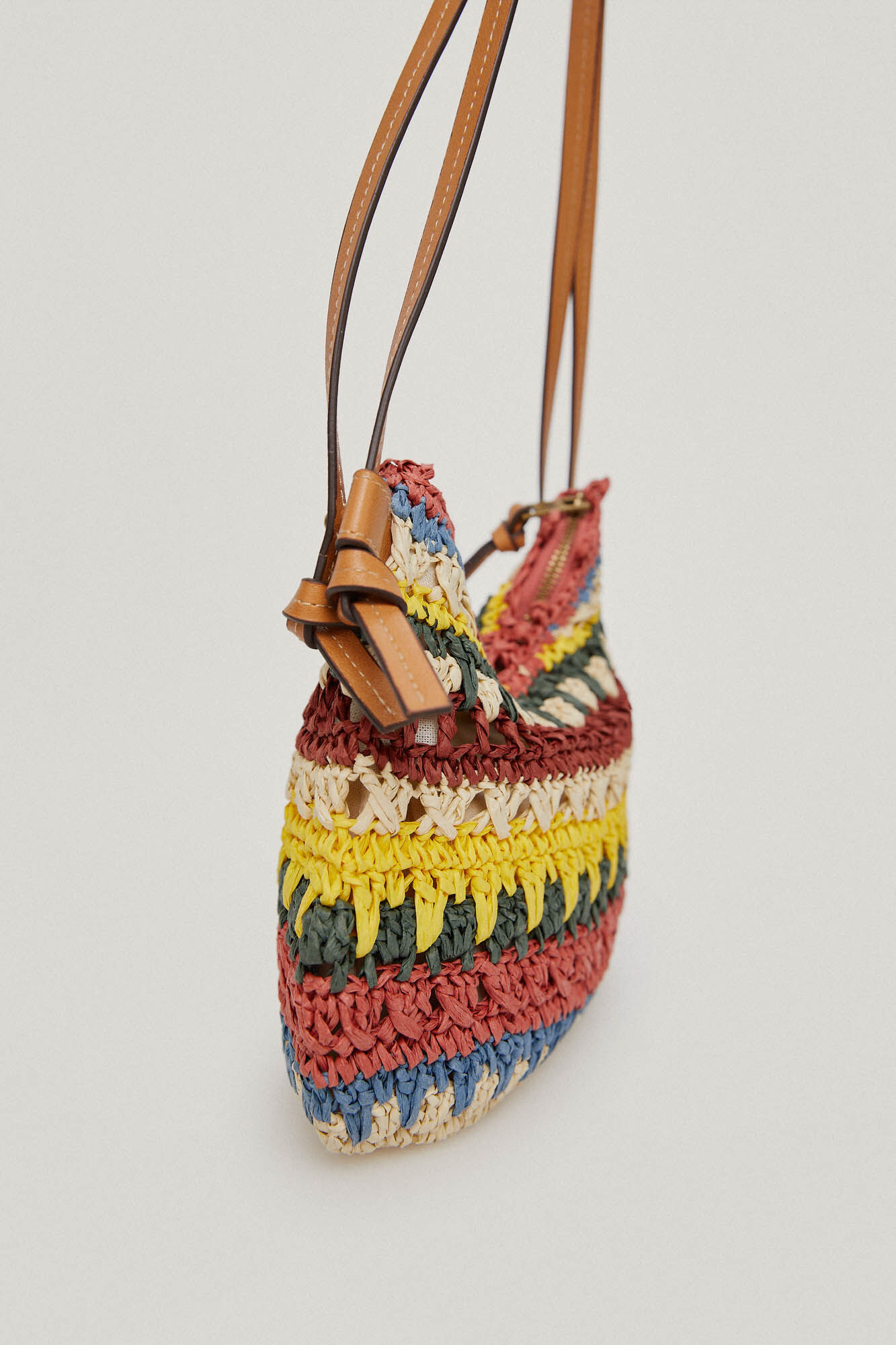 Bolsa meia-lua com alça de ombro em ráfia - Vários modelos