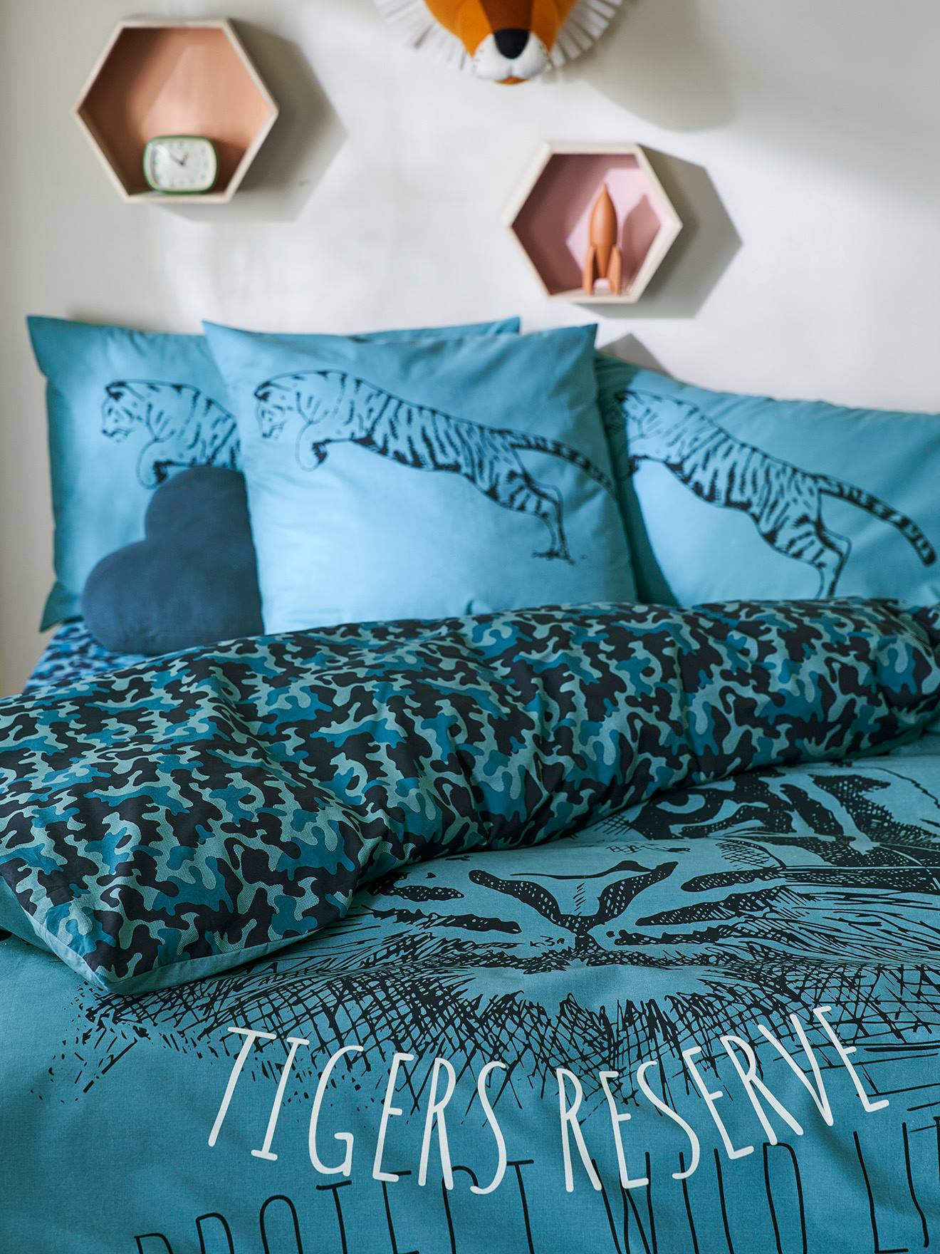 Conjunto de capa de edredom e fronha Tiger em azul médio liso com estampas.