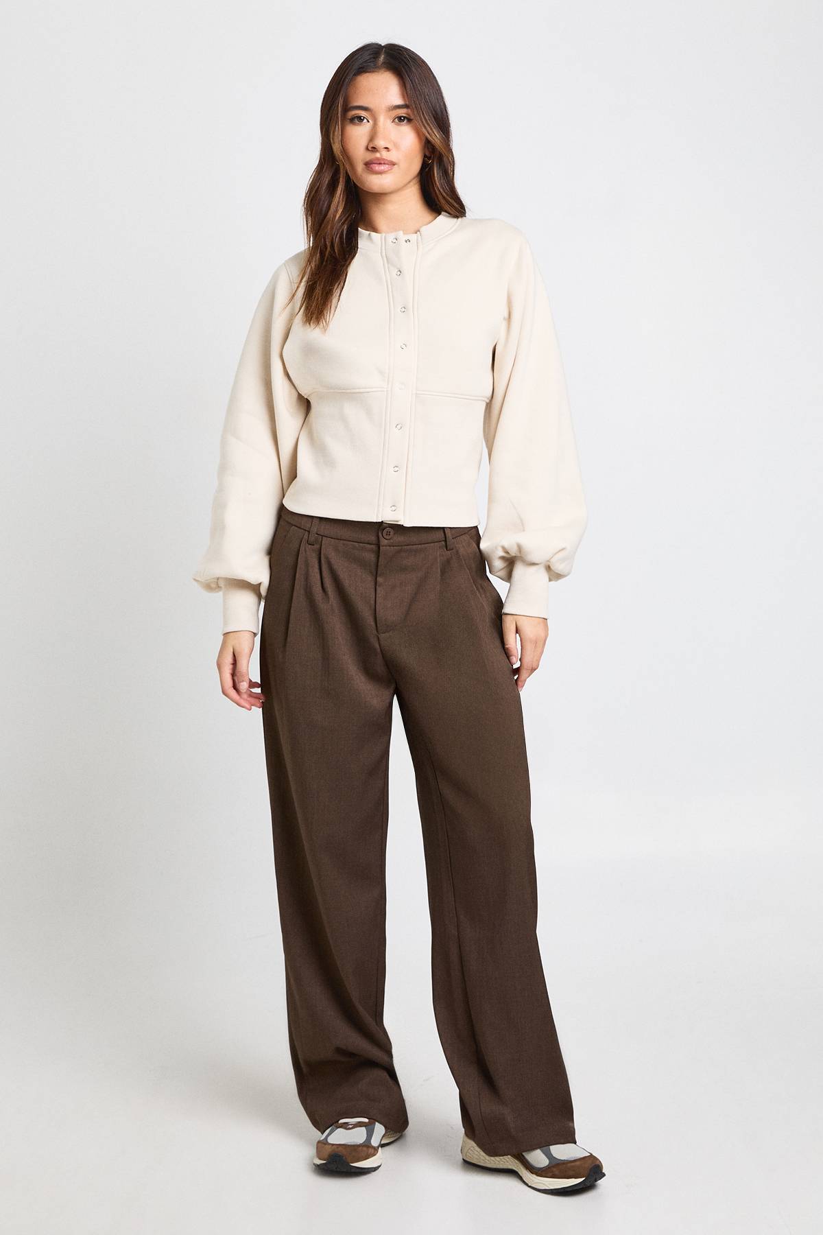 boohoo Sweat-shirt à Manches Bouffantes Taille Cintrée avec Boutons-Pression
