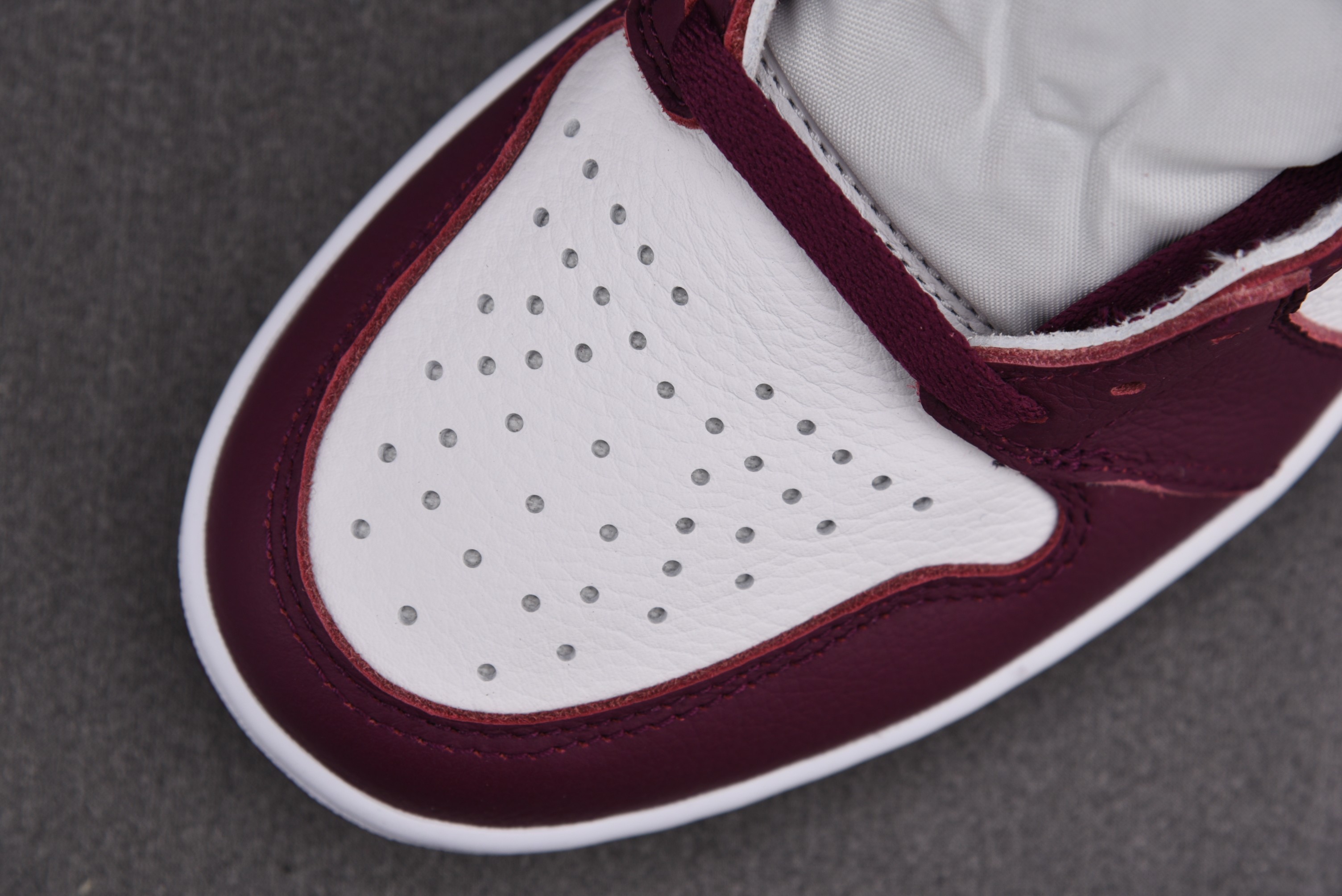 Jordan 1 Retro High OG Bordeaux