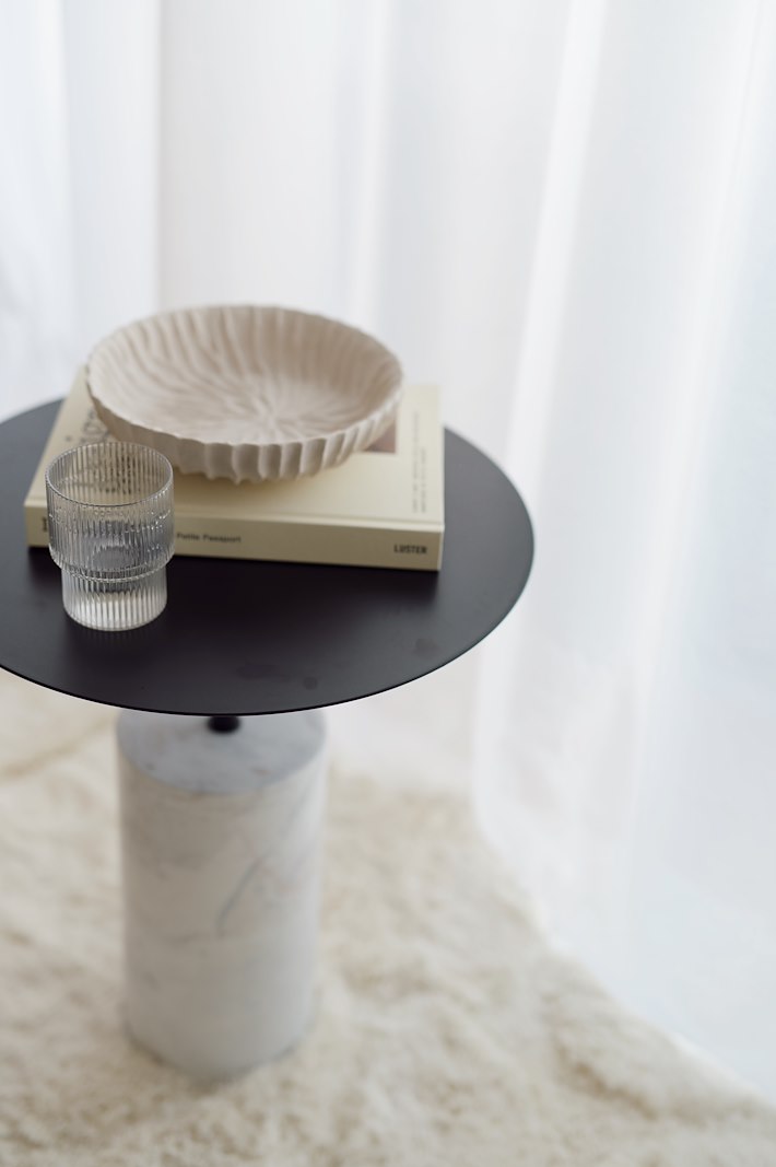 Lorenzo bord Marmorfot med sort bordplate i metall Ø:40cm H47cm