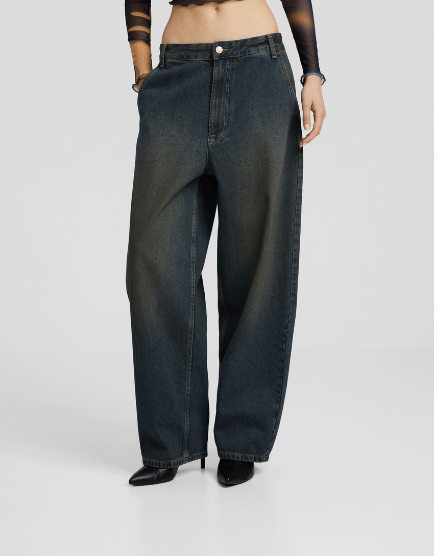 calça jeans estilo skater com efeito desbotado