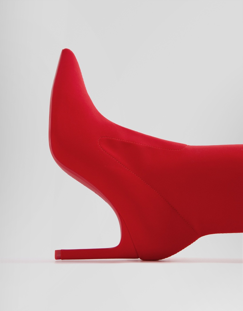 Botas de cano curto com salto alto e modelagem ajustada