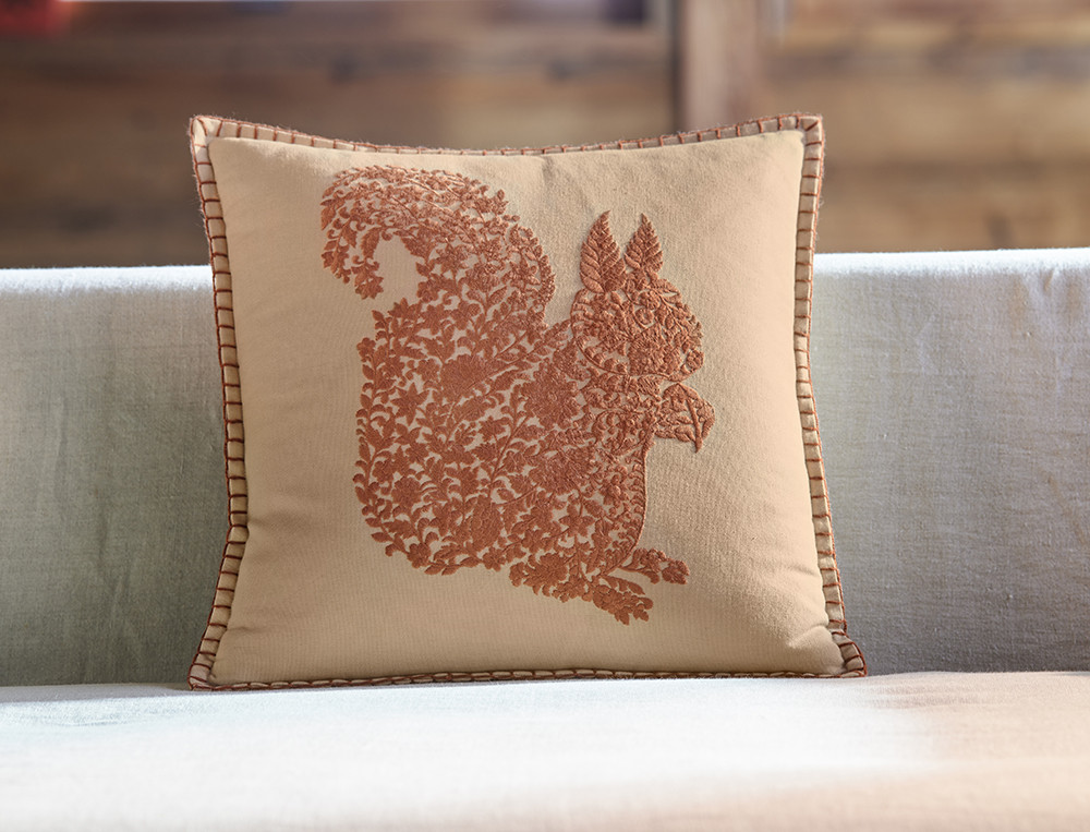 Coussin brodé motif écureuil-Chemin des écureuils