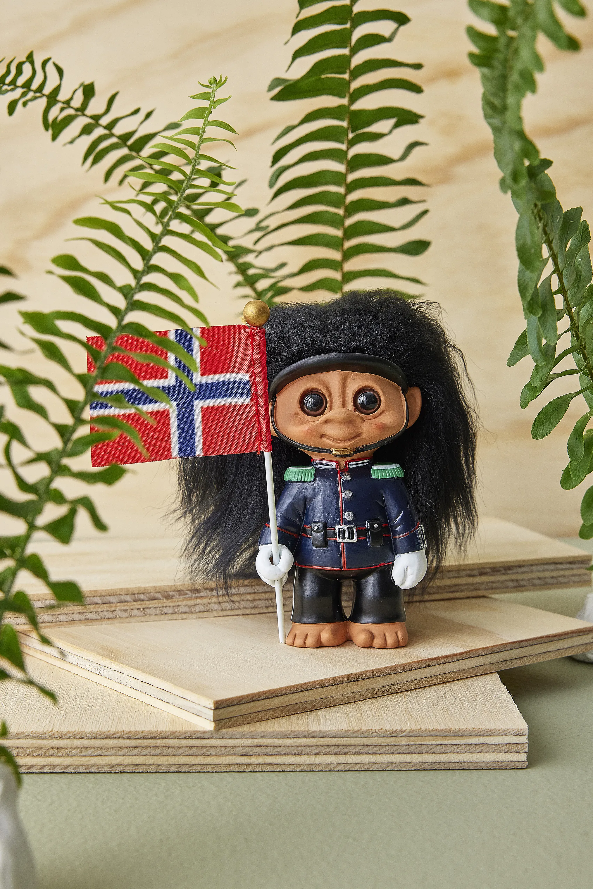 Lykketrold Figur - Norsk Garder m. Flag